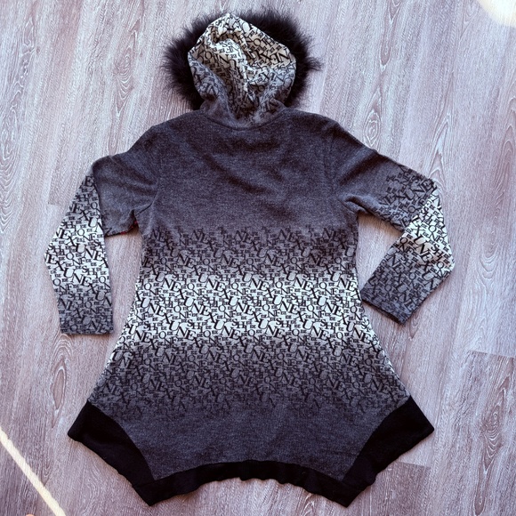 Y2K Longline tunic with feather hood and asymmetrical hem - Picture 2 of 7